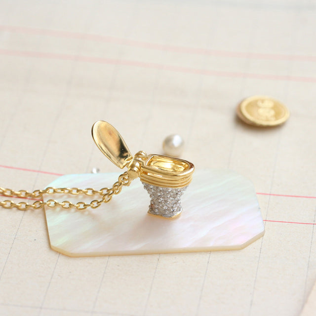 Précieux collier WC