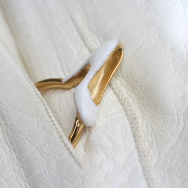 White heel ring